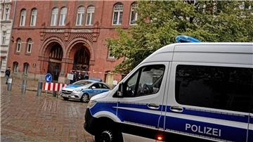 Polizeifahrzeuge stehen vor einer Synagoge in Berlin.