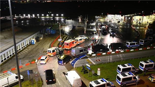 Hamburger Flughafen: Glückliches Ende einer Geiselnahme Polizeifahrzeuge und Krankenwagen sind am Flughafen in Hamburg im Einsatz.