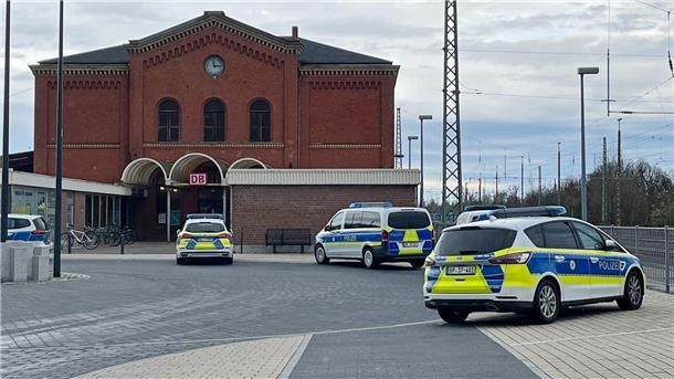 Polizeifahrzeuge vor dem Bahnhof in Guben. Ein Mann hat in einem Regionalzug in Brandenburg eine Jugendliche mit einem axtähnlichen Gegenstand verletzt.
