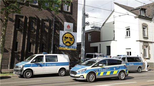 Polizeifahrzeuge vor dem Don-Bosco-Gymnasium. Hier wollte der  16-jährige deutschen Schüler ein „Massaker“ anrichten (Archivbild).
