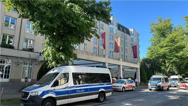 Sorgerechtsstreit um Block-Kinder - Erneute Durchsuchungen Polizeifahrzeuge vor dem Hamburger Élysée-Hotel.