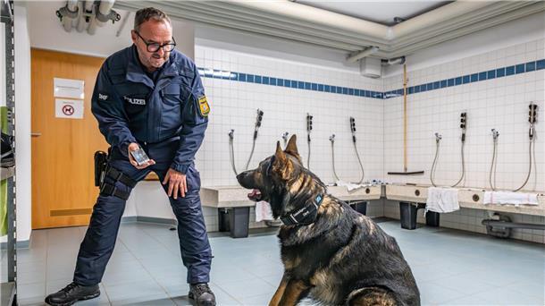 Polizist auf vier Pfoten Polizeihauptkommissar Ralf Strasser-Moraras arbeitet mit Polizeihund Dimi.