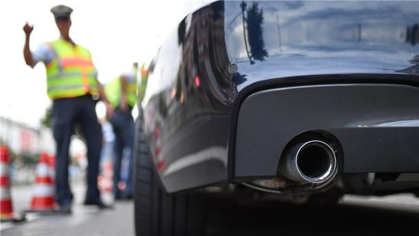 Polizeikontrolle: Hin und wieder wird auch der Lärm gemessen, der von aufgemotzten Autos ausgeht.