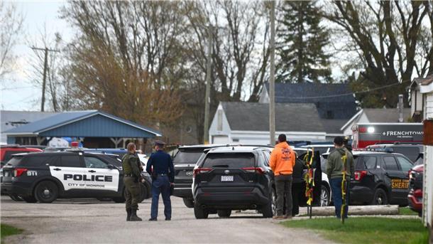 Polizeikräfte am Swan Creek Boat Club, nachdem eine Autofahrerin in das Gebäude gefahren war.