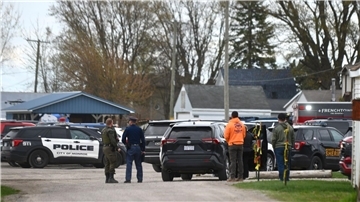 Polizeikräfte am Swan Creek Boat Club, nachdem eine Autofahrerin in das Gebäude gefahren war.
