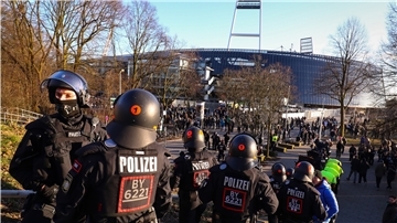 Polizeikräfte sichern den Eingang zum Gästeblock am Weserstadion.