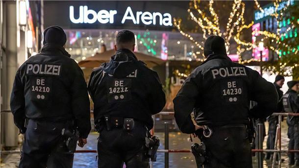Polizeikräfte stehen vor der Partie Alba gegen Maccabi vor der Arena am Berliner Ostbahnhof.