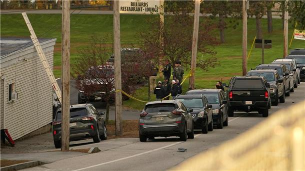 Schütze tötet 18 Menschen im US-Staat Maine Polizeikräfte versammeln sich nach dem Angriff vor einer Gaststätte in Lewiston.