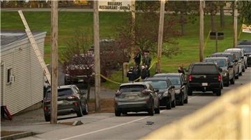 Polizeikräfte versammeln sich nach dem Angriff vor einer Gaststätte in Lewiston.