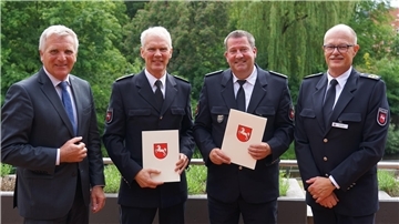 Polizeipräsident Thomas Ring, Polizeivizepräsident Jens Eggersglüß, Leitender Polizeidirektor Jörg Wesemann und Landespolizeidirektor Bernd Gründel (von links) bei der Amtsübergabe und Verabschiedung in Lüneburg.