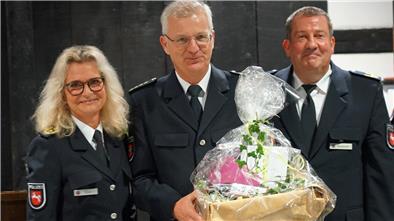 Polizeipräsidentin Kathrin Schuol führte Dieter Klingforth (Mitte) offiziell in sein neues Amt ein. Jörg Wesemann (rechts) ist jetzt der Vizepräsident der Polizeidirektion Lüneburg.