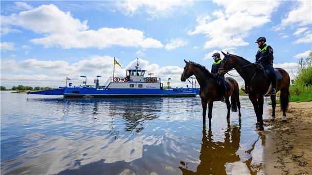 Polizeibeamte zu Pferd reiten wieder in der Elbtalaue Polizeireiterinnen und -reiter sorgen in der niedersächsischen Elbtalaue auch in diesem Jahr wieder für Ordnung.