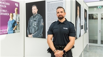 Polizist Daniel aus Bremerhaven zeigt Haltung – und wer er hinter der Uniform ist.
