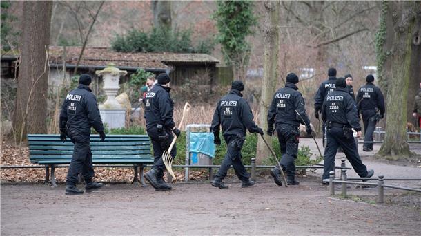 Getötete Fünfjährige - Mögliche Tatwaffe gefunden  Polizisten am 22. Februar bei einer Durchsuchung des Bürgerparks in Pankow.