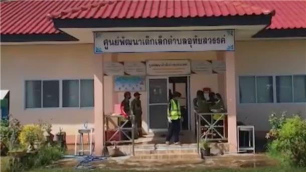 Blutbad in Kita - Ex-Polizist tötet mehr als 30 Menschen Polizisten am Einsatzort in der Kindertagesstätte in Nong Bua Lamphu.