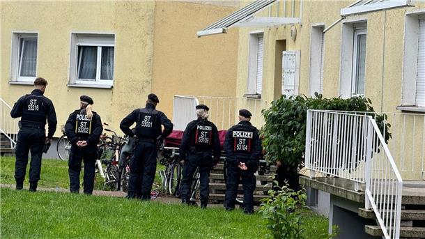 Angriff bei privater EM-Party - Polizei erschießt Mann Polizisten am Einsatzort in Wolmirstedt in Sachsen-Anhalt.
