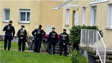 Polizisten am Einsatzort in Wolmirstedt in Sachsen-Anhalt.