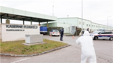 Polizisten am Einsatzort nach dem Schusswechsel in der Flugfeld-Kaserne in Wiener Neustadt.