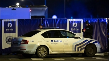 Polizisten am Tatort in Antwerpen. Wache. Ein elfjähriges Mädchen ist nach Schüssen gestorben.