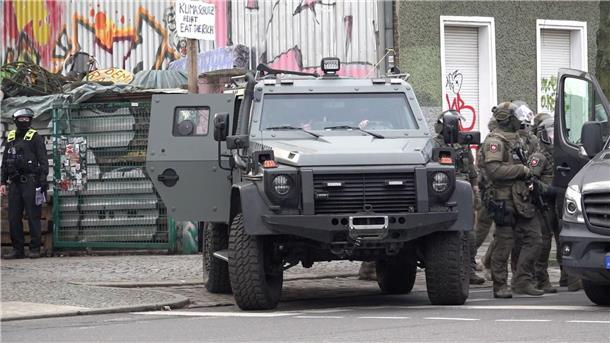 LKA: Ex-RAF-Terrorist Garweg möglicherweise im Ausland Polizisten an einem gepanzerten Fahrzeug in Berlin: Am 26. Februar war Ex-RAF-Terroristin Daniela Klette in Berlin-Kreuzberg festgenommen worden.