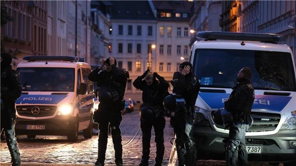 Nach neuem Demo-Verbot: Ruhige Lage in Leipzig Polizisten an einer Kreuzung im Leipziger Stadtteil Connewitz.