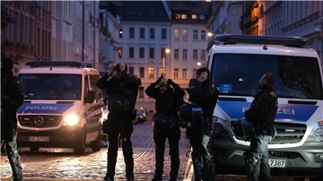 Polizisten an einer Kreuzung im Leipziger Stadtteil Connewitz.
