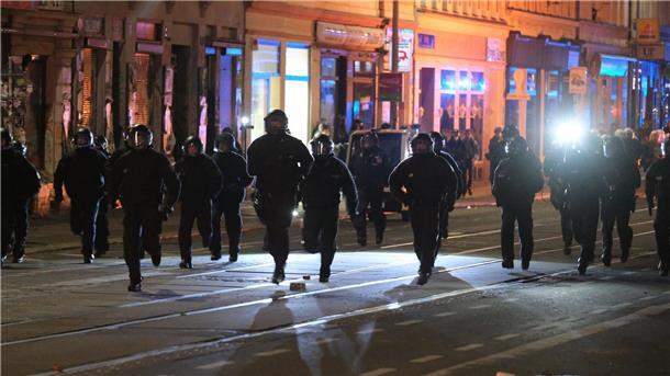 Polizisten auf dem Weg zum Einsatz.