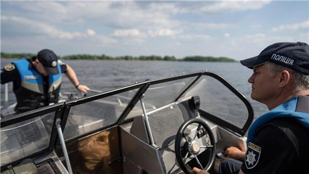 Polizisten bei der Patrouille im Bereich des Kachowka-Stausees am Fluss Dnipro.
