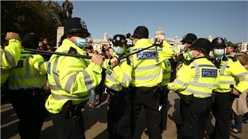 Polizisten bei einer Demonstration auf dem Londoner Trafalgar Square.
