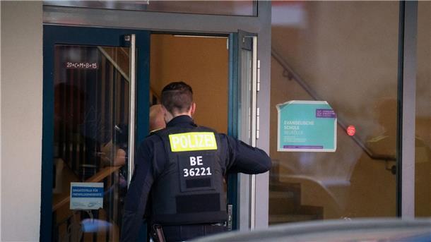 Zwei Mädchen auf Schulhof in Berlin-Neukölln niedergestochen Polizisten betreten die Schule in Neukölln.