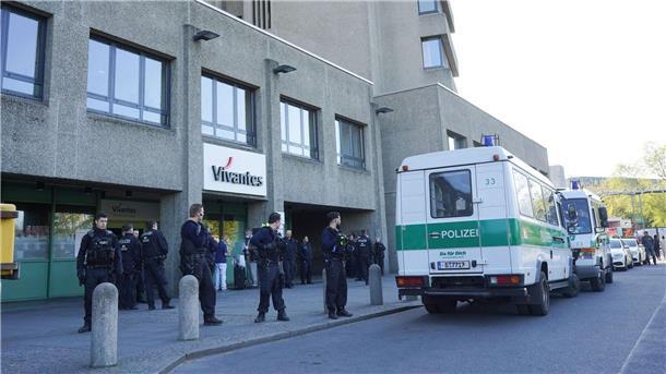 Berliner Polizisten bewachen Urban-Krankenhaus Polizisten bewachen das Urban-Krankenhaus in Berlin. (Symbolbild/Archivbild).