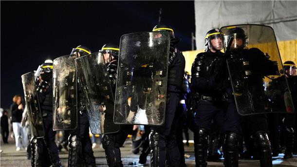 Proteste und Misstrauensvotum nach Macrons Rentenreform Polizisten bewachen den Place da la Concorde nach einer Demonstration in der Nähe der Nationalversammlung in Paris.