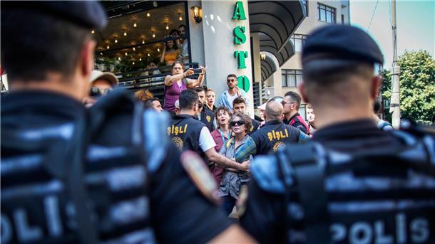 Polizei nimmt Teilnehmer von Pride-Walk in Türkei fest Polizisten blockieren Demonstranten während der Pride-Parade in Istanbul.