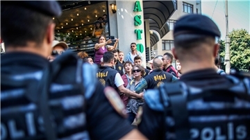 Polizisten blockieren Demonstranten während der Pride-Parade in Istanbul.