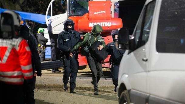 Abrissbagger in Lützerath - Widerstand bröckelt Polizisten bringen einen Klimaaktivisten weg. Es war eine weitgehend ruhige Nacht im Protestdorf Lützerath.