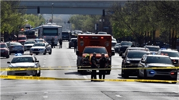 Polizisten der Stadt Louisville stehen vor dem Gebäude der Old National Bank.