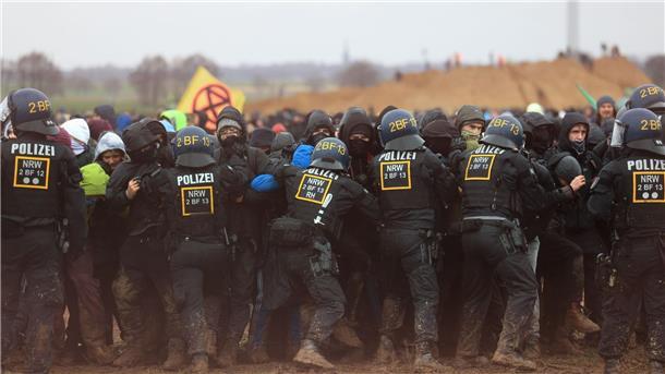 Bundesregierung kritisiert Gewalt in Lützerath Polizisten drängen Demonstranten am Rande des Braunkohletagebaus bei Lützerath zurück. Die Polizei habe „hochprofessionell“ gearbeitet, so NRW-Innenminister Reul.