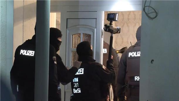 Tarnname „Wels“: Großrazzia mit Clan-Bezügen  Polizisten dringen im Rahmen einer groß angelegten Razzia in ein Haus in Solingen ein.