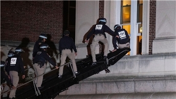 Polizisten dringen in das obere Stockwerk der Hamilton Hall auf dem Campus der Columbia University in New York ein.