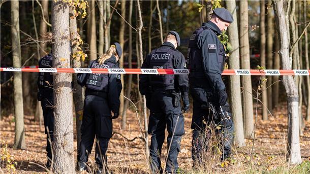 Mädchen gefesselt gefunden - Polizei ermittelt Polizisten durchsuchen das Gelände, in dem am Morgen die 13-Jährige bewusstlos aufgefunden wurde.