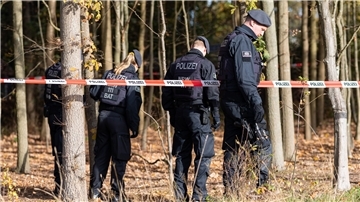 Polizisten durchsuchen das Gelände, in dem am Morgen die 13-Jährige bewusstlos aufgefunden wurde.