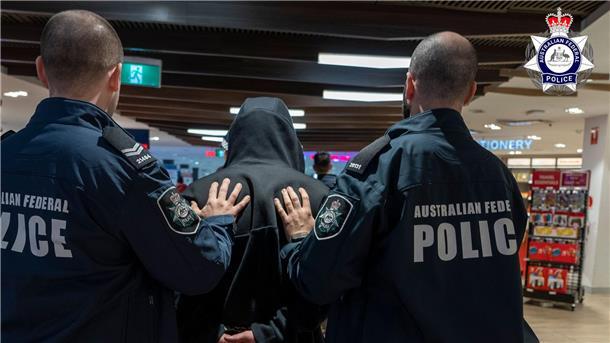 Einer der größten Heroin-Schmuggler in Australien gefasst Polizisten führen den Schmuggler ab.