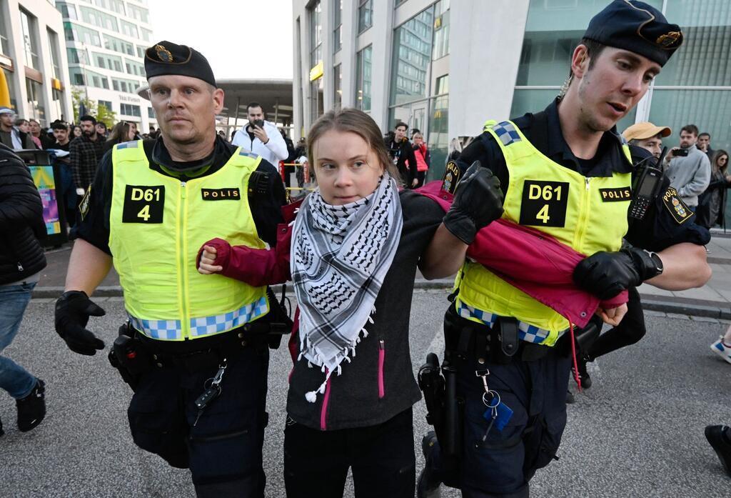 Polizisten führten Klimaaktivistin Greta Thunberg vom Platz vor der Arena ab.