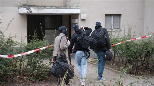 Polizisten gehen in das Wohnhaus von Daniela Klette in Berlin-Kreuzberg.