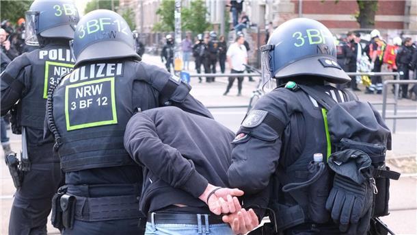 Polizisten habe einen Mann in Gewahrsam genommen.