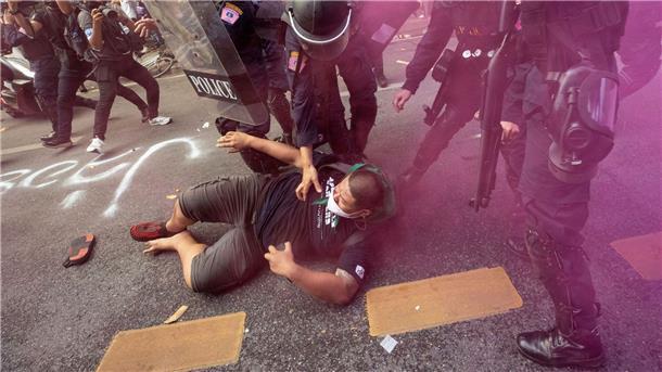 Polizisten im Clinch mit einem Demonstranten, der zusammen mit weiteren versucht, zum Veranstaltungsort des Apec-Gipfels zu gelangen.