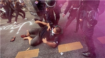Polizisten im Clinch mit einem Demonstranten, der zusammen mit weiteren versucht, zum Veranstaltungsort des Apec-Gipfels zu gelangen.