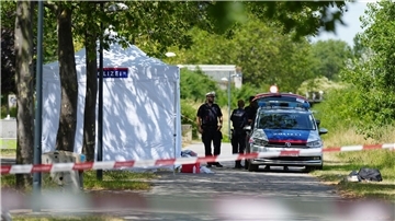 Polizisten im Einsatz: Im Juli wurde ein erstochener Obdachloser auf einer Parkbank an der Donau in Wien-Brigittenau gefunden.