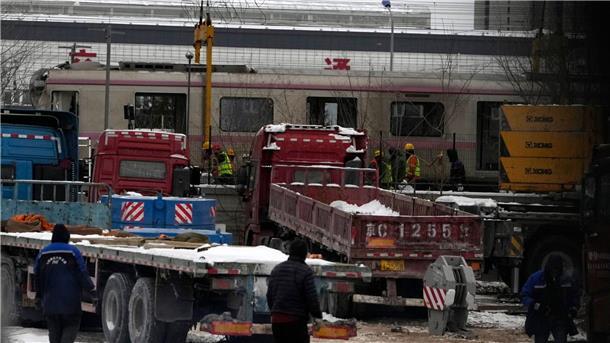 Polizisten in der Nähe des Ortes, wo sich der Zug-Unfall in Peking ereignete. Bei starkem Schneefall sind in Peking zwei U-Bahn-Züge zusammengestoßen.