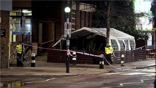 Festnahme in London nach Schüssen auf Mädchen und Frauen Polizisten in der Nähe des Tatorts.